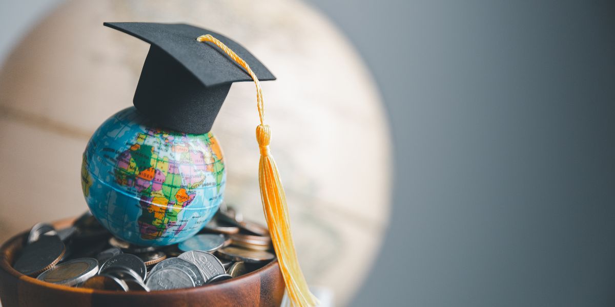 Come finanziare gli studi all'estero: la guida ai prestiti per merito per studenti italiani