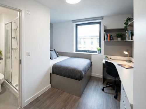 Questa immagine è un collage che illustra le tre tipologie di alloggio descritte nell'articolo. Mostra tre diverse situazioni abitative, dalla stanza privata con bagno in residenza, al monolocale indipendente, fino alla casa condivisa, per aiutare il lettore a visualizzare le differenze.