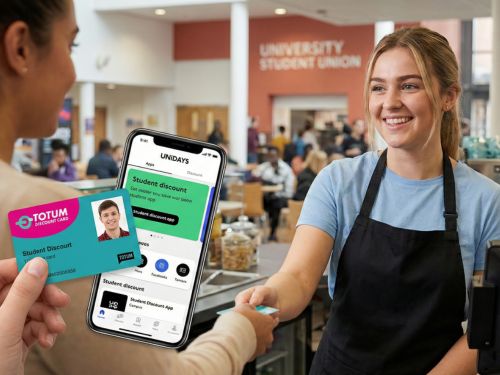 Quest'ultima immagine illustra le strategie di risparmio descritte nell'articolo in modo positivo e proattivo. Mostra una studentessa che lavora part-time, mentre in primo piano una mano mostra una carta sconti studenti e uno smartphone con un'app di sconti, evidenziando i metodi per "hackerare il sistema".